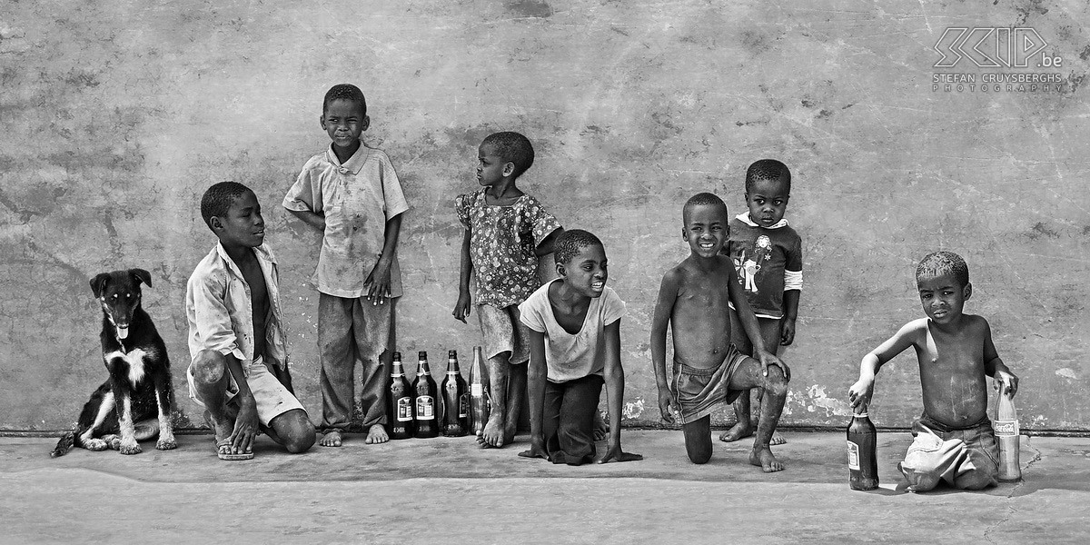 'De boefjes' van Okakarara In een klein dorpje Okakarara in Namibië ontmoette ik een deel kinderen met een hond die in de schaduw tegen een muur stonden. Ik vond het een prachtig beeld en omdat het me deed denken aan de oude zwart-wit serie 'De boefjes' of 'The Rascals' heb ik de foto ook maar omgezet naar zwart-wit. Stefan Cruysberghs